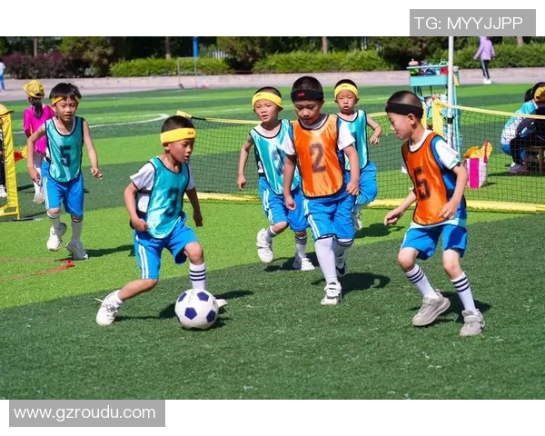 足球明星与孩子们的亲密时光揭秘他们的成长与梦想